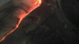 Gunung Merapi di Jawa Tengah, terus aktif mengeluarkan pijar. Status Siaga III. Foto: ist