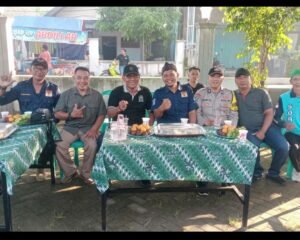 Pengurus Kosti, panitia dan pengurus komunitas Club Sori selalu guyub rukun menyelenggarakan acara Ketupat Ontel di desa Kedunglosari  Tembelang, Jombang, Minggu, 26 April 2026. Foto: Dok/ panitia