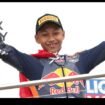 Kiandra M. Ramadhipa merayakan kemenangannya, tampil juara I dari start no. 17, di race lomba balap motor internasional Red Bull MotoGP Rookies Cup 2026 di Sirkuit Jerez, Cadiz, Spanyol, Minggu (26/4/2026. Foto: berita kampung