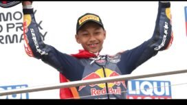 Kiandra M. Ramadhipa merayakan kemenangannya, tampil juara I dari start no. 17, di race lomba balap motor internasional Red Bull MotoGP Rookies Cup 2026 di Sirkuit Jerez, Cadiz, Spanyol, Minggu (26/4/2026. Foto: berita kampung