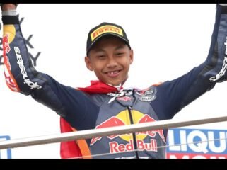 Kiandra M. Ramadhipa merayakan kemenangannya, tampil juara I dari start no. 17, di race lomba balap motor internasional Red Bull MotoGP Rookies Cup 2026 di Sirkuit Jerez, Cadiz, Spanyol, Minggu (26/4/2026. Foto: berita kampung