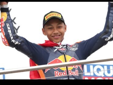 Kiandra M. Ramadhipa merayakan kemenangannya, tampil juara I dari start no. 17, di race lomba balap motor internasional Red Bull MotoGP Rookies Cup 2026 di Sirkuit Jerez, Cadiz, Spanyol, Minggu (26/4/2026. Foto: berita kampung