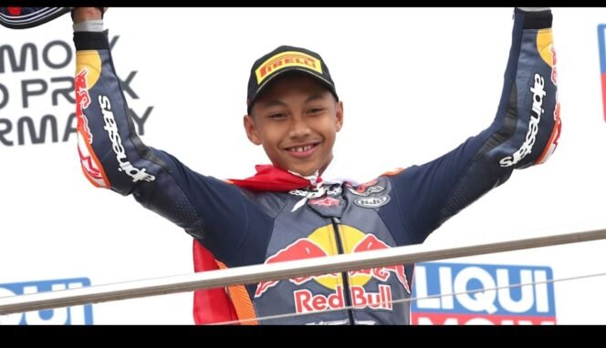 
					Kiandra M. Ramadhipa merayakan kemenangannya, tampil juara I dari start no. 17, di race lomba balap motor internasional Red Bull MotoGP Rookies Cup 2026 di Sirkuit Jerez, Cadiz, Spanyol, Minggu (26/4/2026. Foto: berita kampung