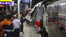 Terjadi kecelakasn berantai antara taksi listrik, KRL dan KA Argo Bromo Abggrek di perlintasan sebidang empemplase Bekasi, Senin malam, 27 April 2026. Foto: antara

