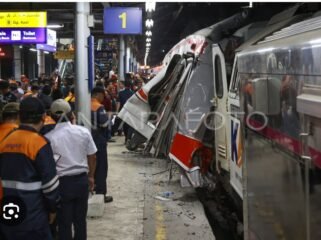 Terjadi kecelakasn berantai antara taksi listrik, KRL dan KA Argo Bromo Abggrek di perlintasan sebidang empemplase Bekasi, Senin malam, 27 April 2026. Foto: antara
