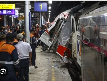 Terjadi kecelakasn berantai antara taksi listrik, KRL dan KA Argo Bromo Abggrek di perlintasan sebidang empemplase Bekasi, Senin malam, 27 April 2026. Foto: antara
