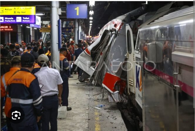 
					Terjadi kecelakasn berantai antara taksi listrik, KRL dan KA Argo Bromo Abggrek di perlintasan sebidang empemplase Bekasi, Senin malam, 27 April 2026. Foto: antara
