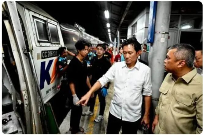
					Menteri Perhubungan, Dudy Purwagandhi, Menteri Perhubungan. meninjailu kecelakasn KA di Stasiun KA Bekasi Tinur, Selasa, 28 April 2026. Foto: inilah.com