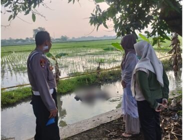 Seorang lansia bernama Sakip, 61, ditemukan mengapung di sungai desa Gongseng, Megaluh, Jombang, Selasa 28 April 2026. Foto: ist