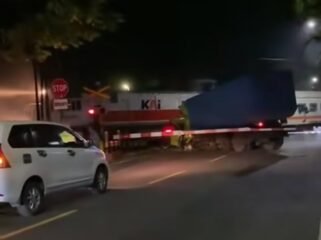 Kecelakaan terjadi di Sanabweta, kota Blitar, antara KA Dhoho yang menghantam truk pasir yang mogok di tengah rel KA, Selasa malam sekitar pukul 21.45 WIB. Foto: ist