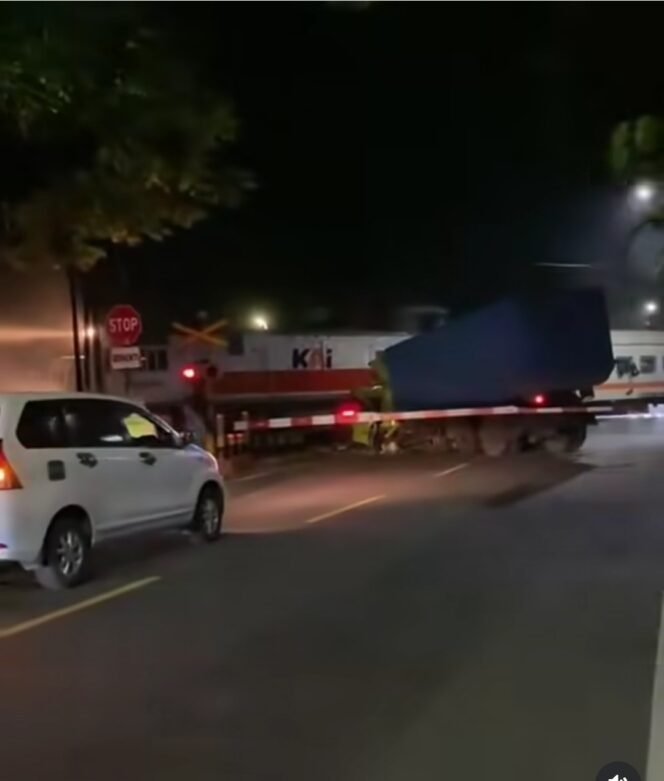 
					Kecelakaan terjadi di Sanabweta, kota Blitar, antara KA Dhoho yang menghantam truk pasir yang mogok di tengah rel KA, Selasa malam sekitar pukul 21.45 WIB. Foto: ist