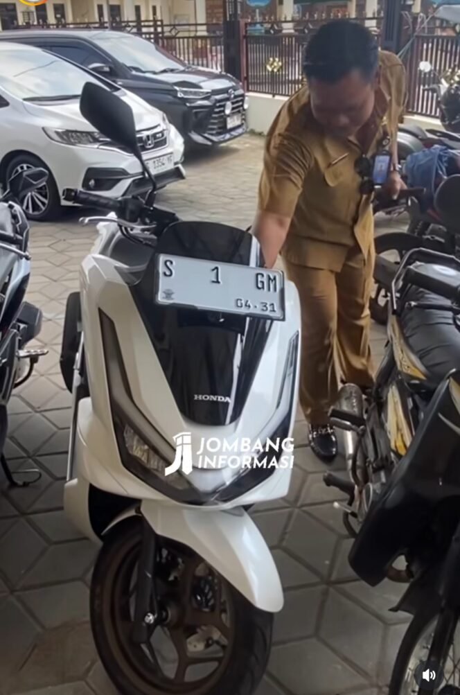 
					Kades Pucangsari Gudo, Muhammad Shony telah membeli motor jenis PCX seharga Rp 38,175 dari pagu anggaran Rp39,735 juta. Foto: Instagram@jombanginformasi_