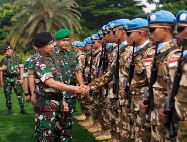  Kepala Staf Angkatan Darat (Kasad) Jenderal TNI Maruli Simanjuntak, M.Sc., mendampingi Panglima TNI Jenderal TNI Agus Subiyanto melepas 1.090 personel Satuan Tugas (Satgas) Kontingen Garuda (KONGA) yang akan melaksanakan misi perdamaian United Nations Interim Force in Lebanon (UNIFIL) di Lebanon Selatan. Upacara pelepasan digelar di Lapangan PRIMA, Markas Besar TNI, Cilangkap, Jakarta Timur, Rabu (9/4/2025). (Foto: TNI AD)