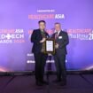 De. Kenny Yeap Kim Pey (kiri), Regional CEO of East Malaysia saat menerima penghargaan Healthcare Asia Award