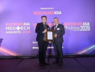 De. Kenny Yeap Kim Pey (kiri), Regional CEO of East Malaysia saat menerima penghargaan Healthcare Asia Award