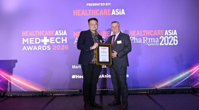 De. Kenny Yeap Kim Pey (kiri), Regional CEO of East Malaysia saat menerima penghargaan Healthcare Asia Award