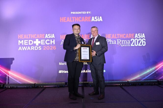 
					De. Kenny Yeap Kim Pey (kiri), Regional CEO of East Malaysia saat menerima penghargaan Healthcare Asia Award