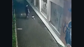 Inilah rekaman dugaan upaya penculikan bocah perempan yang gagal, terekam CCT di kawasan kelurahan Ngronggo, Kediri, 15 April 2026. Foto: Instagram@infokediriraya