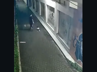 Inilah rekaman dugaan upaya penculikan bocah perempan yang gagal, terekam CCT di kawasan kelurahan Ngronggo, Kediri, 15 April 2026. Foto: Instagram@infokediriraya