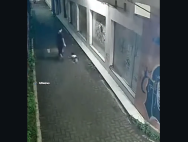 Inilah rekaman dugaan upaya penculikan bocah perempan yang gagal, terekam CCT di kawasan kelurahan Ngronggo, Kediri, 15 April 2026. Foto: Instagram@infokediriraya