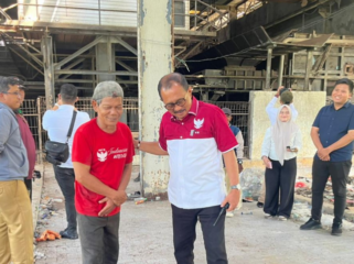 Cak Ji panggilan akrab wakil walikota Surabaya Armuji saat melakukan sidak ke lokasi instalasi incinerator (pembakar) sampah di Keputih, Sukolilo. Bangunan itu sekarang hancur-hancuran, mesinya pecah, bangunannya rusak berat. Foto: instagram@cakj1