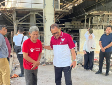 Cak Ji panggilan akrab wakil walikota Surabaya Armuji saat melakukan sidak ke lokasi instalasi incinerator (pembakar) sampah di Keputih, Sukolilo. Bangunan itu sekarang hancur-hancuran, mesinya pecah, bangunannya rusak berat. Foto: instagram@cakj1