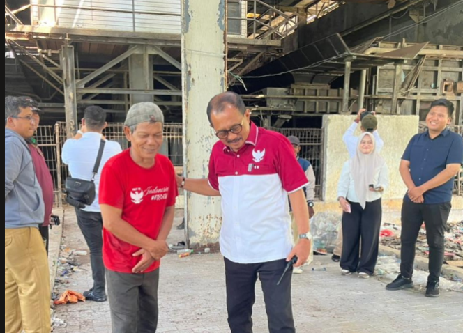 
					Cak Ji panggilan akrab wakil walikota Surabaya Armuji saat melakukan sidak ke lokasi instalasi incinerator (pembakar) sampah di Keputih, Sukolilo. Bangunan itu sekarang hancur-hancuran, mesinya pecah, bangunannya rusak berat. Foto: instagram@cakj1