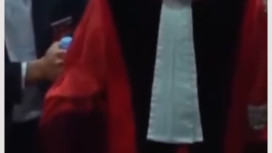 Tubuhnya limbung hampir ambur, saat Anwar Usman mengiukuti acara Purna Bhakti di gedung MK, Sejin siang 13 April 2026. Namun, sebelum ambruk, tubuh Anwar Usman sudah dipapah dan dipandu oleh ajudan dan petugas MK. Foto: Instagram@bisnisncom