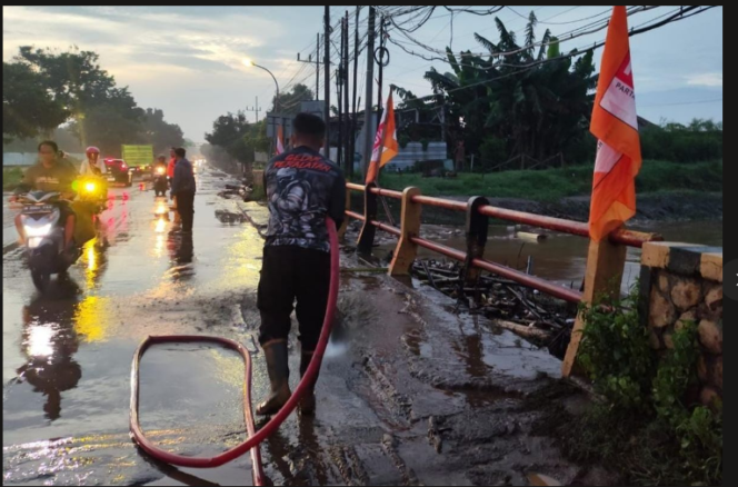 
					Jembatan buk Wedi, Jl Ir Juanda, kota Pasuruan, salah satu jembatan vital di jalur Pantura. Jembatan ini selalu terendam banjir saat musim penghujan. Mulai 6 April 2026, ditutup untuk memulai pembangunan rekonstruksi jembatan. Foto: Ist