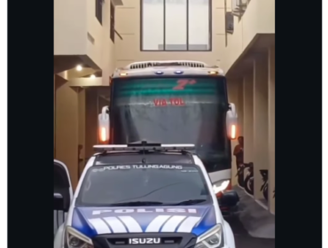 Sekitar 15 orang yang terjaring dalam operasi tangkap tangan (OTT) KPK di Tulungagung dibertangkatkan ke Jakarta, Sabtu pagi 11 April. 2026. dari polres Tulungagung. Foto: berita_tulunagung