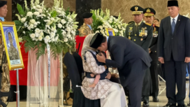 Presiden Prabowo Subianto memeluk dan menciun kening bayi, yang digendong istri mendiang Serka Anumerta Muhammad Nur Ichwan, prajurit TNI yang gugur di medan pengabdian UNIFIL di Lebanon. Presiden melepas untuk terakhir kali kepada tiga prajurit TNI ke pemakaman. Foto: ist