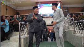 Ketua DPRD Jaombang H Hadi Atmaji menyabut kedatangan bupati Warsubi, jelang acara paripurna pengesahan Raperda Resntra Pariwisata 2056-2045, di gedung dewan, 9 April 2026. Foto: Instagram@dprd_jombang