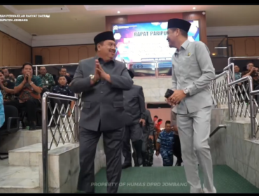 Ketua DPRD Jaombang H Hadi Atmaji menyabut kedatangan bupati Warsubi, jelang acara paripurna pengesahan Raperda Resntra Pariwisata 2056-2045, di gedung dewan, 9 April 2026. Foto: Instagram@dprd_jombang