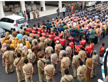 Sebelum melaksanakan opetrasiu penertiban, Asisten Pemerintahan dan Kesejahteraan Rakyat Setdakab Jombang, Drs. Purwanto, MKP memimpin apel pelaksanaan operasi  pedagang kaki oima (PKL). Jumat, 10 April 2026. Foto: Diskominfo Pemkab Jombang