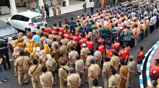 Sebelum melaksanakan opetrasiu penertiban, Asisten Pemerintahan dan Kesejahteraan Rakyat Setdakab Jombang, Drs. Purwanto, MKP memimpin apel pelaksanaan operasi  pedagang kaki oima (PKL). Jumat, 10 April 2026. Foto: Diskominfo Pemkab Jombang