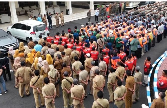 
					Sebelum melaksanakan opetrasiu penertiban, Asisten Pemerintahan dan Kesejahteraan Rakyat Setdakab Jombang, Drs. Purwanto, MKP memimpin apel pelaksanaan operasi  pedagang kaki oima (PKL). Jumat, 10 April 2026. Foto: Diskominfo Pemkab Jombang