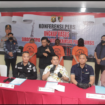 Polda Sumatera Selatan menggelar konferensi pers, terkait pengungkapan kejahatan siber. Empat orang dua pria dan dua wanita terlibat kasus pembobolan Si-BOS, hingga menguras dana BOS untuk SMAN 2 Prabumulih hingga mencapai hampir Rp 1 miliar. Foto: bacakoran.com
