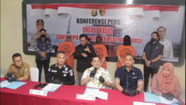 Polda Sumatera Selatan menggelar konferensi pers, terkait pengungkapan kejahatan siber. Empat orang dua pria dan dua wanita terlibat kasus pembobolan Si-BOS, hingga menguras dana BOS untuk SMAN 2 Prabumulih hingga mencapai hampir Rp 1 miliar. Foto: bacakoran.com