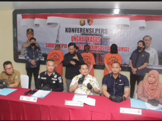 Polda Sumatera Selatan menggelar konferensi pers, terkait pengungkapan kejahatan siber. Empat orang dua pria dan dua wanita terlibat kasus pembobolan Si-BOS, hingga menguras dana BOS untuk SMAN 2 Prabumulih hingga mencapai hampir Rp 1 miliar. Foto: bacakoran.com