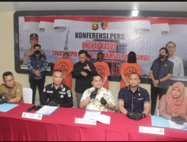 Polda Sumatera Selatan menggelar konferensi pers, terkait pengungkapan kejahatan siber. Empat orang dua pria dan dua wanita terlibat kasus pembobolan Si-BOS, hingga menguras dana BOS untuk SMAN 2 Prabumulih hingga mencapai hampir Rp 1 miliar. Foto: bacakoran.com