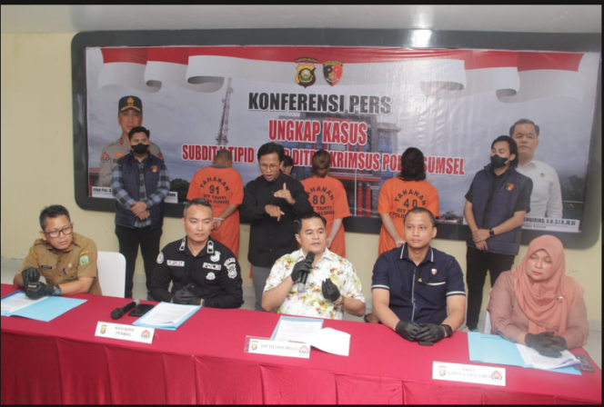
					Polda Sumatera Selatan menggelar konferensi pers, terkait pengungkapan kejahatan siber. Empat orang dua pria dan dua wanita terlibat kasus pembobolan Si-BOS, hingga menguras dana BOS untuk SMAN 2 Prabumulih hingga mencapai hampir Rp 1 miliar. Foto: bacakoran.com
