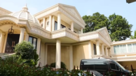 Inilah rumah mewah keluarga selebirit Anang Hermansyah dan Ashanty di vila Cinere Depok, dijual dengan harga semula Rp 35 miliar, kini turun haingga 25 milia saja. Silakan jika berminat. Foto: haibunda.com