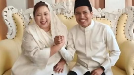 Salam engkol antara Inayah Wulandari (putri bungsu mendaign Gus Dur) dengan suaminya Kh Muhammad Shlahuddin, dalam acara penikahan akbar di Ponpes Annuqayah, Gulukguluk, Sumenep. Foto: ist/ keluarga