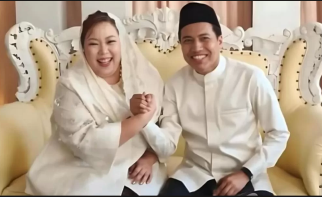 
					Salam engkol antara Inayah Wulandari (putri bungsu mendaign Gus Dur) dengan suaminya Kh Muhammad Shlahuddin, dalam acara penikahan akbar di Ponpes Annuqayah, Gulukguluk, Sumenep. Foto: ist/ keluarga
