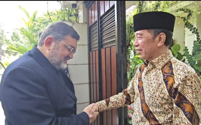 
					Duta Besar Iran untuk Indonesia, Mohammad Boroujerdi, bertemu Presiden ke-7 Joko Widodo (Jokowi) di kediamannya di Solo pada Rabu, 1 April 2026. Pertemuan berlangsung selama sekitar satu jam mulai pukul 11.00 WIB di Sumber Banjarsari. Foto: rri.id