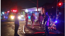 Petugas Damkar dan BPBD Pemkab Jombang melakukan pemadaman dan evakuasi korban insiden kebakaran di rumah dua lantai Jl, Wdityawarman, Jombang, Sabtu dini hari, 18 April 2026. Foto: ist