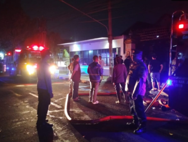 Petugas Damkar dan BPBD Pemkab Jombang melakukan pemadaman dan evakuasi korban insiden kebakaran di rumah dua lantai Jl, Wdityawarman, Jombang, Sabtu dini hari, 18 April 2026. Foto: ist