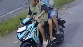 Aksi jambret kalung 13 gram milik nenek berusia 60 tahun terekam di CCTV. Polisi segera bisa menangkap pelakunya tiga orang pria. Salah satunya adalah seorang pelala dusun. Kasus ini terjadi pukul 14.40 WIB, Senin, 6 April 2026 pukul 14.40 WIB, jalan desa Dusun Krandon Lor, Desa Rejoso Kidul, Kecamatan Rejoso, Kabupaten Pasuruan. Foto: ist