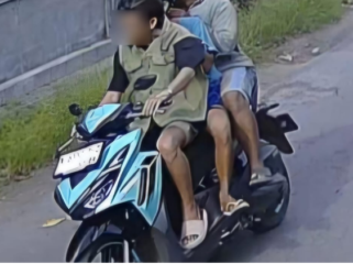 Aksi jambret kalung 13 gram milik nenek berusia 60 tahun terekam di CCTV. Polisi segera bisa menangkap pelakunya tiga orang pria. Salah satunya adalah seorang pelala dusun. Kasus ini terjadi pukul 14.40 WIB, Senin, 6 April 2026 pukul 14.40 WIB, jalan desa  Dusun Krandon Lor, Desa Rejoso Kidul, Kecamatan Rejoso, Kabupaten Pasuruan. Foto: ist