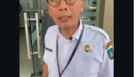 Danang Pratoko, sekretaris DPRD Pemkab Jombang, memberikan penjelasan pembahasan gugatn warga soal penggunaan lahan bekas SD Pula yang iajdikan lahan KDMP, Rabu 8 April 2028. Foto: Instagram@jombanginformasi_